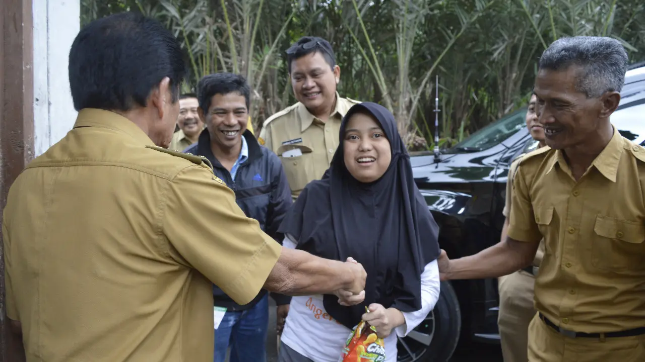 Lina, gadis remaja penderita psikotik ketika dijemput Bupati Banjarnegara di rumahnya 10 Juni 2019 lalu. (Foto: Liputan6.com/Humas Pemkab BNA/Muhamad Ridlo)