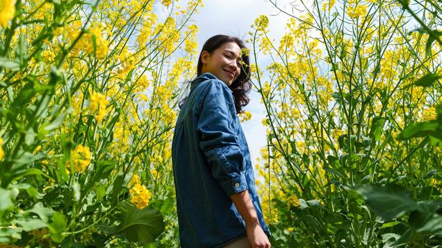 baju biru tersenyum santai berlibur