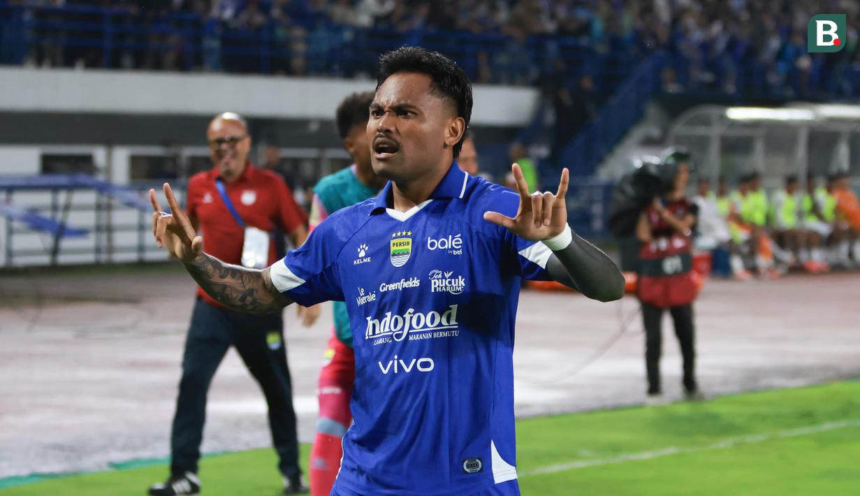 Pemain Persib Bandung, Saddil Ramdani, merayakan gol ke gawang Malut United dalam laga pekan ke-20 BRI Super League 2025/2026 di Stadion Gelora Bandung Lautan Api, Bandung, Jumat (6/3/2026) malam WIB. (Bola.com/Erwin Snaz)