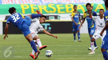 Pesepakbola Martapura FC, Syaifullah Nazar (kedua kiri) berebut bola dengan Absor Fauzi (Persiba) di lanjutan Piala Presiden 2015 di Stadion Si Jalak Harupat, Bandung, Minggu (9/6/2015). Martapura kalah 2-3 dari Persiba. (Liputan6.com/Helmi Fithriansyah)