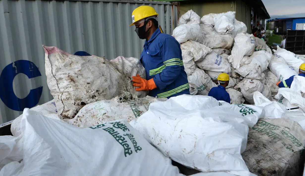 Pekerja dari perusahaan daur ulang memuat sampah yang dikumpulkan dari Gunung Everest di Kathmandu, 5 Juni 2019.  Ekspedisi pembersihan Gunung Everest oleh pemerintah Nepal mengangkut turun 11 ton sampah sebagai bagian dari upaya membersihkan gunung tertinggi di dunia itu. (PRAKASH MATHEMA/AFP)