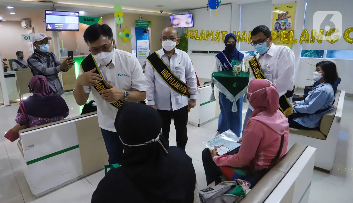 Direktur Perencanaan Strategis dan Teknologi Informasi BPJAMSOSTEK Pramudya Iriawan Buntoro (kiri), Deputi Direktur Wilayah Banten Yasaruddin (tengah) dan Kepala Kantor Cabang Tangerang Ady Hendratta (kanan) berbincang dengan warga pada Hari Pelanggan Nasional. (Liputan6.com/HO/BPJamsostek)