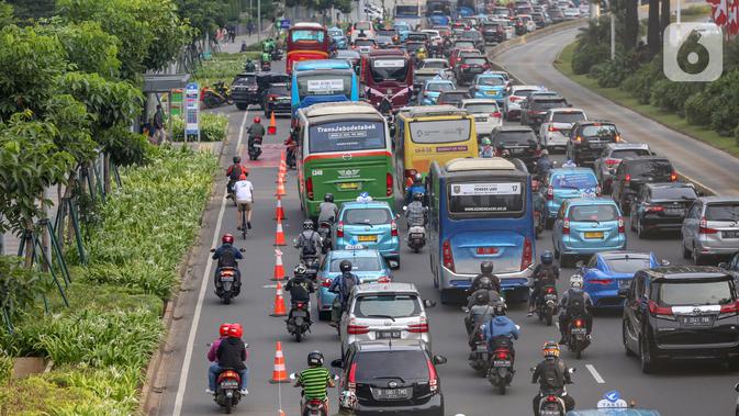 Kendaraan bermotor menyerobot jalur khusus sepeda kawasan Jalan Sudirman, Jakarta, Selasa (14/7/2020). Jam operasional dari Senin sampai Jumat pagi harinya jam 06.00 – 08.00 WIB, kemudian untuk sore dari jam 16.00 – 18.00 WIB. (Liputan6.com/Fery Pradolo)