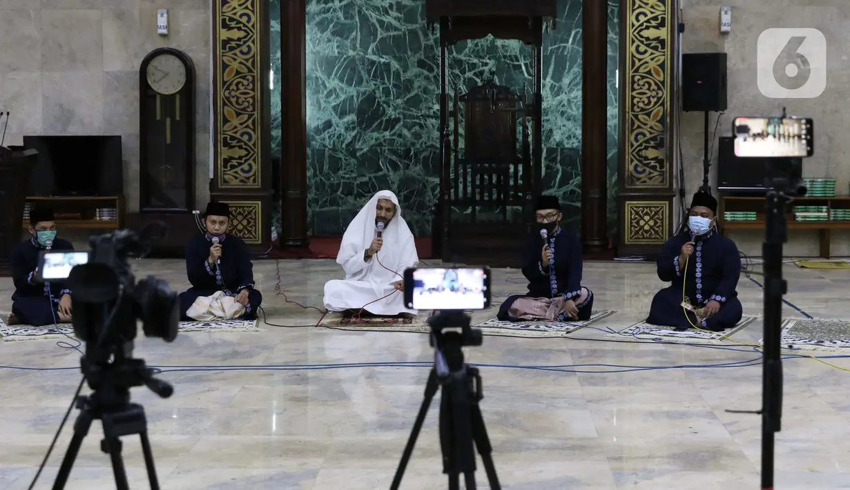 Para Imam Masjid Agung Sunda Kelapa menggemakan takbir malam Idul Fitri 1441 H yang disiarkan langsung melalui beragam media sosial, Jakarta, Sabtu (23/5/2020). Gema takbir yang disiarkan secara virtual untuk menghindari penyebaran virus COVID-19. (Liputan6.com/Helmi Fithriansyah)