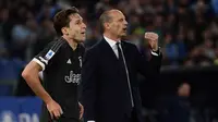 Pemain bintang Juventus, Federico Chiesa bersama pelatih Massimiliano Allegri. (Filippo MONTEFORTE / AFP)