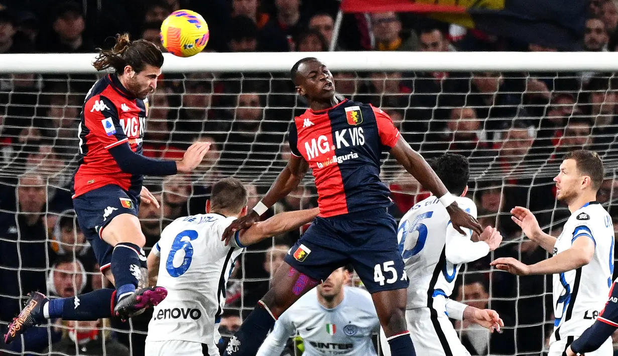 Gelandang Genoa, Manolo Portanova (kiri) melompat untuk menyundul bola saat bertanding melawan Inter Milan dalam pertandingan Liga Serie A Italia di Stadion The Luigi Ferraris, Genoa (26/2/2022). Genoa masih berada di zona merah degradasi di posisi ke-19. (AFP/Vicenzo Pinto)