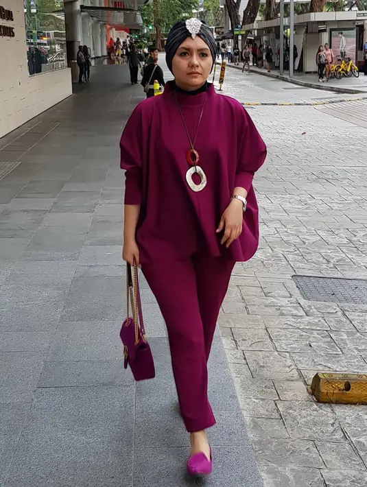 Keren banget! Viona tampil matching dengan warna serba maroon. Mulai dari busana, tas dan sepatu. Untuk turbannya, Viona memilih warna hitam. Kece banget kan style ibu yang satu ini. (Instagram/viona_rosalina)