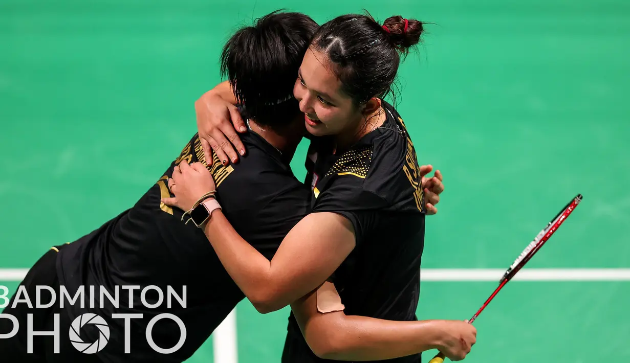 Indonesia kembali mampu samakan agregat lewat pasangan Siti Fadia Silva Ramadhanti/Ribka Sugiarto. Melawan pasangan Anabella Jaeger/Leona Michalski, Indonesia mampu menang dua set langsung dengan skor 21-9 dan 21-8. (Badminton Photo/Yohan Nonotte)