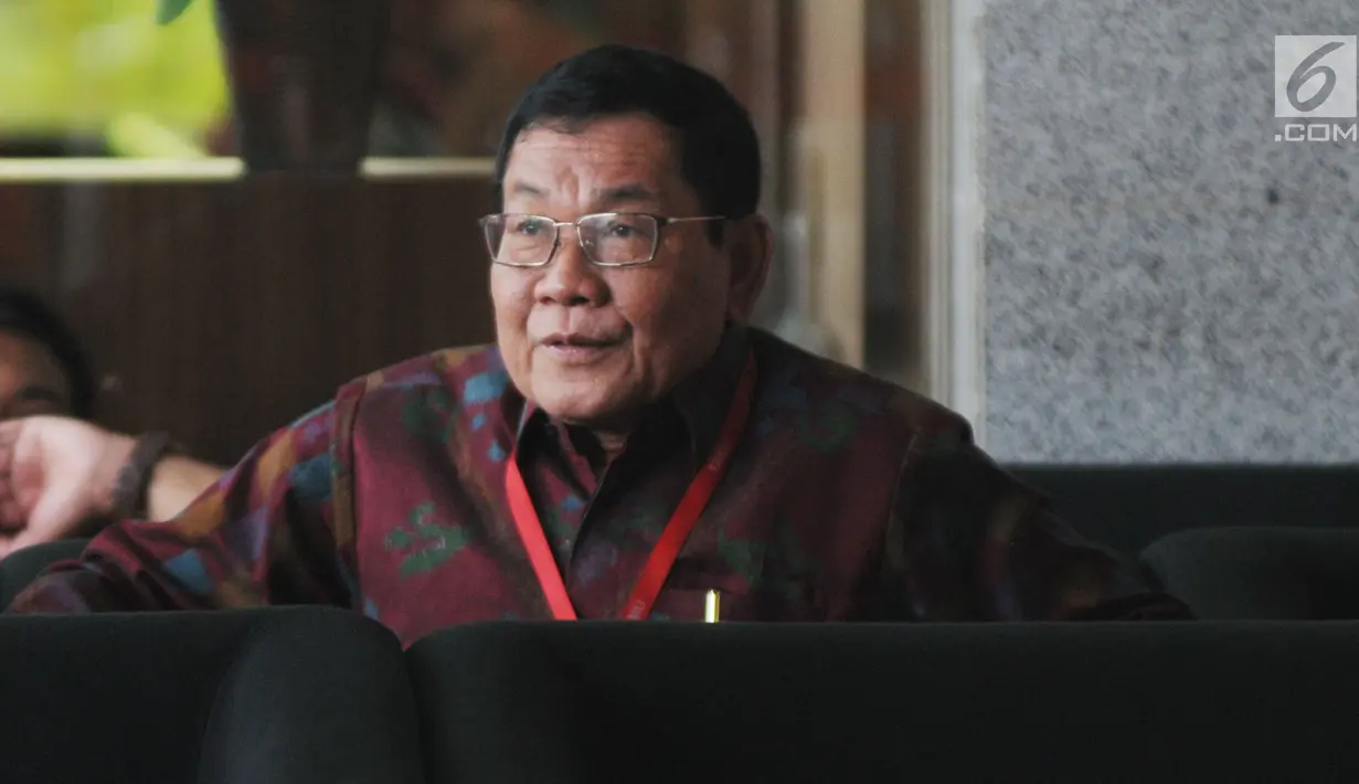 Wakil Bupati Kabupaten Mesuji Saply TH menunggu untuk menjalani pemeriksaan di Gedung KPK, Jakarta, Kamis (16/5/2019). Saply diperiksa sebagai saksi untuk tersangka Bupati Mesuji Khamami pada kasus dugaan suap terkait proyek infrastruktur di Kabupaten Mesuji TA 2018. (merdeka.com/Dwi Narwoko)