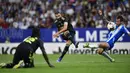 Hingga, celah itu datang dan mampu dimanfaatkan oleh Karim Benzema. Berawal dari umpan Rodrygo, penyerang berkebangsaan Prancis tersebut sukses melesatkan bola ke gawang Espanyol lewat tembakan kaki kanannya. (AFP/