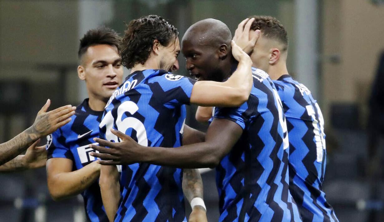 Para pemain Inter Milan merayakan gol yang dicetak oleh Romelu Lukaku ke gawang Borussia Moenchangladbach pada laga Liga Champions di Stadion Giuseppe Meazza, Kamis (22/10/2020). Kedua tim bermain imbang 2-2. (AP/Luca Bruno)