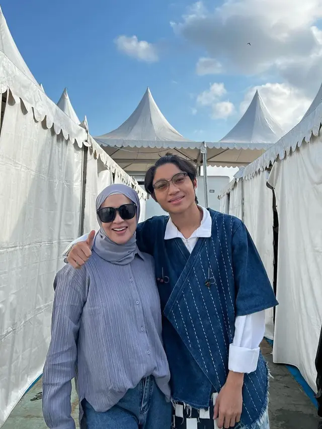 6 Potret Kebersamaan Okie Agustina dan Kiesha Alvaro dari Kecil hingga Kini