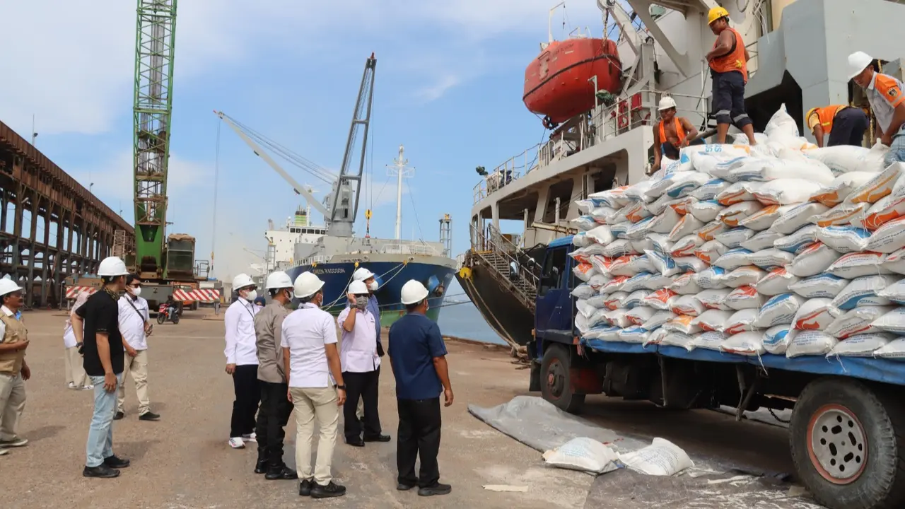 Direktorat Reserse Kriminal Khusus Polda Riau memantau bongkar muat beras dari Myanmar untuk Bulog.
