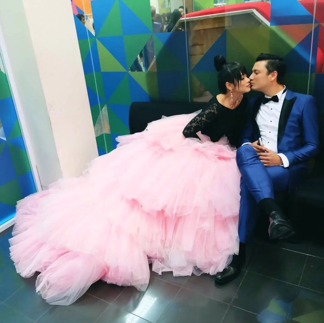 Titi Kamal tampil seperti princess milenial dengan gaun rancangan Marisa Purnama dari fashion stylist Erich Al Amin (Foto: Erich Al Amin)