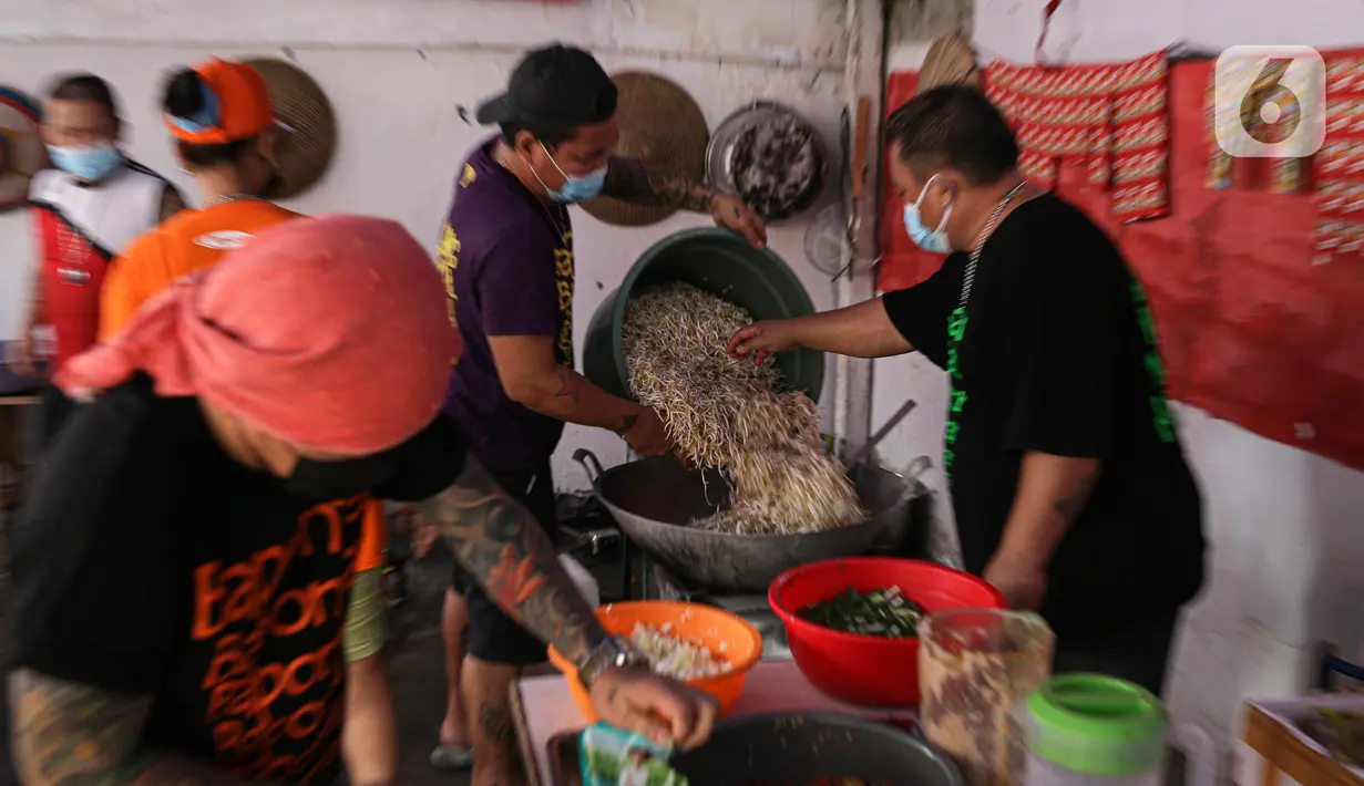 Relawan memasak makanan di dapur umum peduli COVID-19 di kawasan Karet Semanggi, Jakarta, Selasa (13/7/2021). Menurut keterangan relawan, dalam sehari dapur umum tersebut menghasilkan rata-rata 1.000 paket makanan. (Liputan6.com/Faizal Fanani)