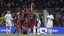 Kapten Real Madrid, Sergio Ramos, mendapat kartu merah saat laga La Liga melawan Barcelona di Stadion Camp Nou, Barcelona, Minggu (3/4/2016) dini hari WIB. Real Madrid bermain dengan 10 pemain sejak menit ke-83. (AFP/Josep Lago)