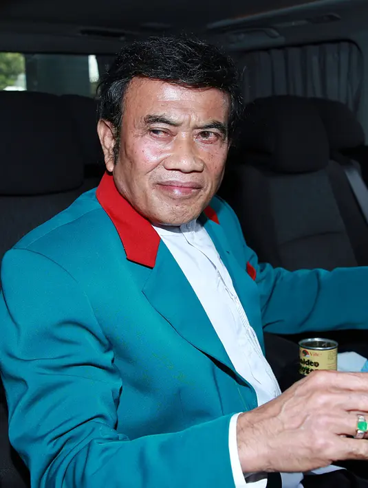 “Yang kaya makin kaya, yang miskin makin miskin. Yang kaya makin kaya, yang miskin makin miskin,” tutup Rhoma lantas meninggalkan Gedung KPK.  (Deki Prayoga/Bintang.com)