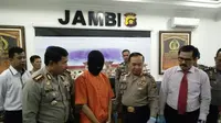 Tersangka peledakan bom Jambi ditahan di Mapolda Jambi. (Bangun Santoso/Liputan6.com)