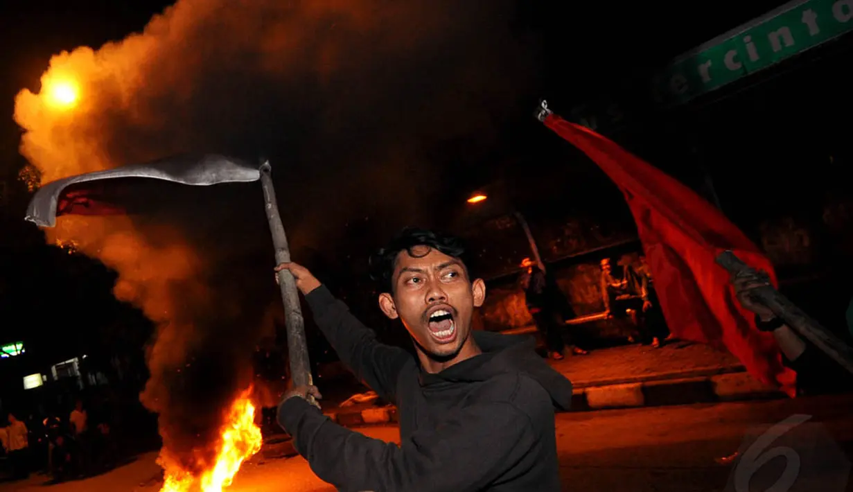 Aksi penolakan kenaikan BBM di depan kampus IISIP,  Jakarta, Selasa (18/11/2014) dini hari. (Liputan6.com/Miftahul Hayat)
