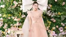 Tampil bak ibu peri, Sarwendah terlihat cantik kenakan gaun tulle nude dengan detail ruffle di bagian dada [@sarwendah29]