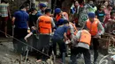 Seorang warga berhasil diselamatkan petugas dalam simulasi penyelamatan saat banjir, Kampung Pulo, Jakarta, Selasa (13/1/2015). (Liputan6.com/Johan Tallo)