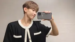 Gaya DK saat melakukan mirror selfie juga tak luput dari perhatian netizen. Pria kelahiran 18 Februari 1997 ini beberapa kali terlihat melakukan mirror selfie dengan posisi ponsel horisontal. (Liputan6.com/IG/@dk_is_dokyeom)