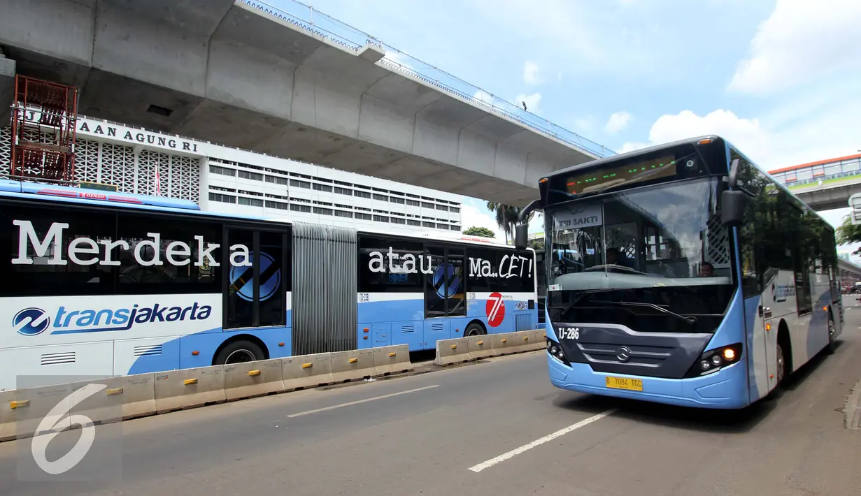 Sebuah bus Transjakarta melintas di Terminal Blok M, Jakarta Selatan, Kamis (12/1). PT Transjakarta tambah 2.000 unit bus, sehingga pada akhir tahun 2017 jumlah bus yang dimiliki bisa mencapai 3.300 unit. (Liputan6.com/Gempur M. Surya)