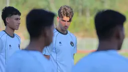 Diketahui, Timnas Indonesia U-22 akan melakoni laga perdana Grup C SEA Games 2025 melawan Filipina. Tampak dalam foto, pemain Tim Nasional (Timnas) Indonesia U-22, Mauro Zijlstra, saat mengikuti sesi latihan di Rajamangala University of Technology Lanna Stadium, Doi Saket, Chiang Mai pada Minggu (7/12/2025) sore waktu setempat. (Bola.com/Bagaskara Lazuardi)