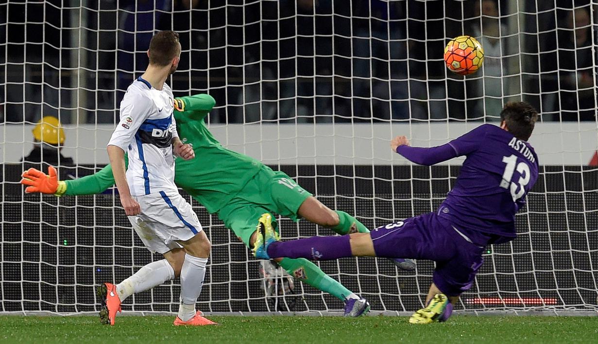 Pemain Inter Milan, Marcelo Brozovic, saat mencetak gol ke gawang Fiorentina dalam laga Serie A Italia di Stadion di Artemio Franchi, Firenze, Senin (15/2/2016) dini hari WIB. (AFP/Andreas Solaro)