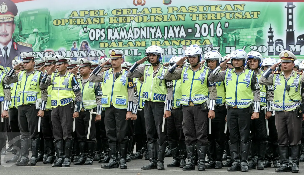 Kepolisian Polda Metro mengikuti apel pengamanan Idul Fitri di halaman Mapolda Metro Jaya, Jakarta, Selasa (5/7). Polda Metro kerahkan ribuan personil untuk pengamanan malam takbiran dan jelang Idul Fitri 2016.(Liputan6.com/Yoppy Renato)