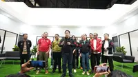 Ketua Umum PSSI Erick Thohir (tengah) didampingi wakil ketua umum Zainudin Amali dan Ratu Tisha Destria bersama seluruh jajaran exco usai menghadiri rapat di GBK Arena, Senayan, Jakarta pada Sabtu (18/2/2023). (Dok. PSSI)