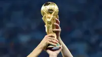 Trofi Piala Dunia. (AFP/Patrik Stollarz)