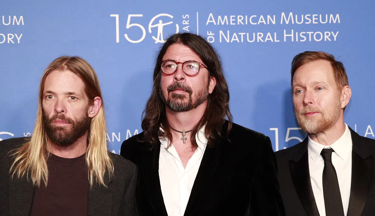 Personel Foo Fighters Taylor Hawkins, Dave Grohl dan Nate Mendel menghadiri The Museum Gala di American Museum of Natural History, New York City, Amerika Serikat, 18 November 2021. Foo Fighters sebetulnya dijadwalkan mentas di Kolombia. (KENA BETANCUR/AFP)