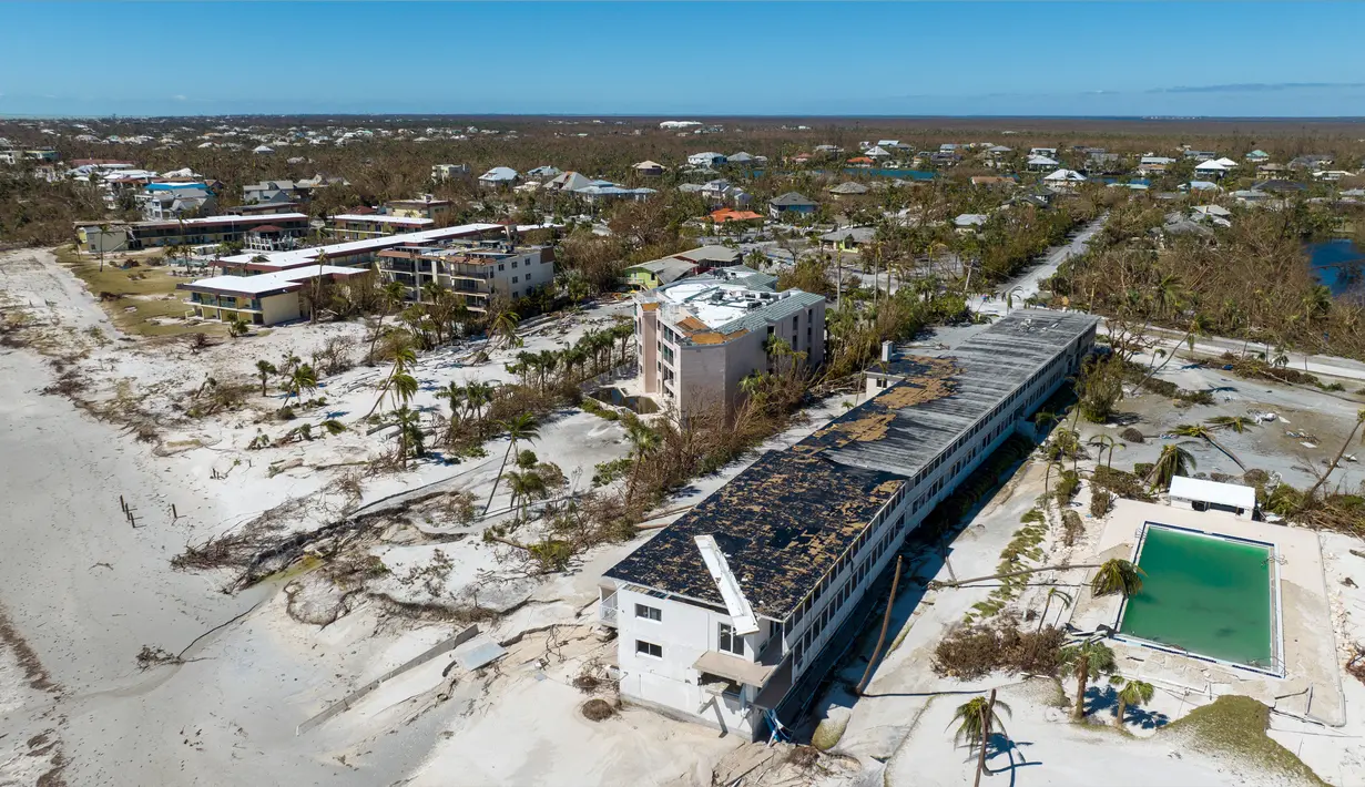 Kondisi kondominium yang rusak setelah Badai Ian melewati daerah itu di sepanjang pantai Pulau Sanibel, Florida, Amerika Serikat, 30 September 2022. Setelah dari Kuba Badai Ian kemudian menuju Florida, tetapi kekuatannya telah melemah menjadi badai kategori dua dengan kecepatan angin mencapai 150 kilometer per jam. (AP Photo/Steve Helber)