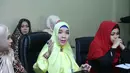 Ditemui di kawasan ITC Fatmawati, Jakarta Selatan, Jumat (20/11/2015), Rima Idris merasa kecewa. Pasalnya janji ustaz Aswan yang akan menikahi dirinya secara sah belum juga dilaksanakan, tapi ia sudah mesra dengan wanita lain. (Nurwahyunan/Bintang.com)