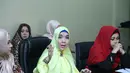 Ditemui di kawasan ITC Fatmawati, Jakarta Selatan, Jumat (20/11/2015), Rima Idris merasa kecewa. Pasalnya janji ustaz Aswan yang akan menikahi dirinya secara sah belum juga dilaksanakan, tapi ia sudah mesra dengan wanita lain. (Nurwahyunan/Bintang.com)