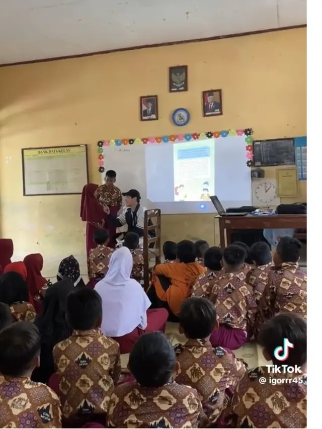 6 Potret Irzan Faiq Ikuti KKN sebagai Mahasiswa Undip, Video Sedang Mengajar Viral