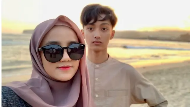Dikabarkan Dekat, Ini 6 Momen Kebersamaan Gus Azmi dan Wirda Mansur