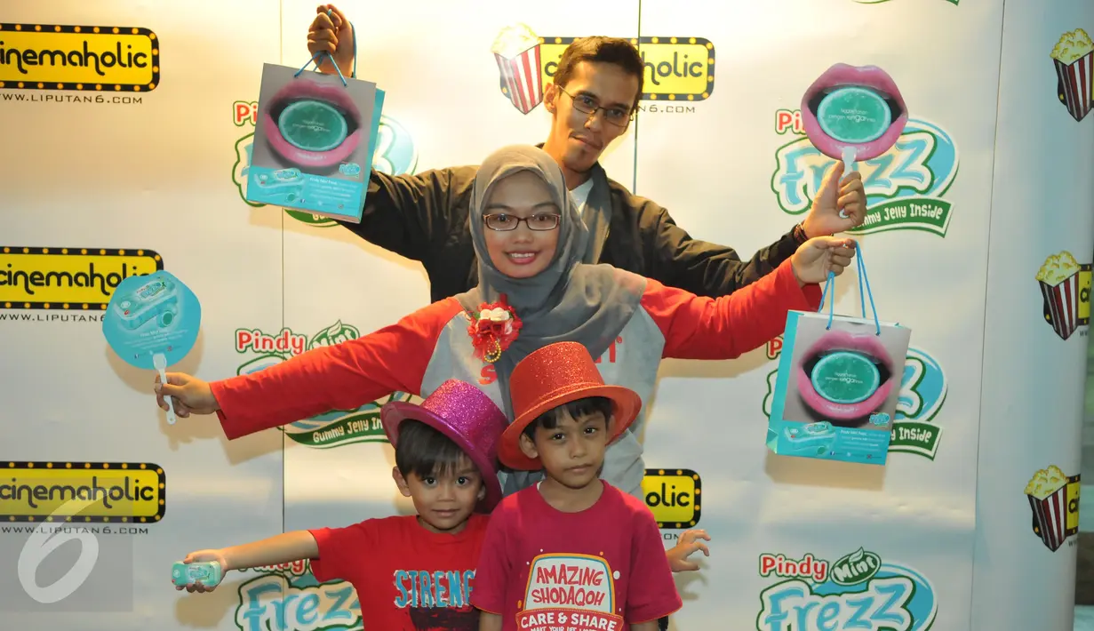 Pengunjung saat mengikuti photobooth setelah melakukan registrasi di acara nonton bareng di Blitzmegaplex Central Park, Jakarta, Minggu (8/11/2015). Banyak kegiatan menarik yang disuguhkan oleh Pindy Mint Frez. (Liputan6.com/Panji Diksana)