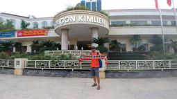 Seorang The Jakmania berpose di depan Hotel Saigon Kimlien tempat Persija Jakarta menginap di Vinh, Vietnam, Selasa (6/3/2018). Persija akan melawan wakil Vietnam, Song Lam Nghe An pada laga Piala AFC. (Bola.com/Reza Khomaini)