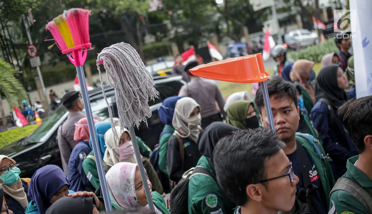 Sejumlah massa yang tergabung dalam BEM Seluruh Indonesia menggelar aksi di depan Gedung KPU, Jakarta, Selasa (23/4). Dalam Aksi #Mahasiswakawalkpu tersebut mendesak KPU RI segera menyelesaikan permasalahan pemilu. (Liputan6.com/Faizal Fanani)