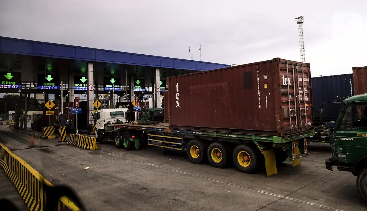 Suasana aktivitas bongkar muat peti kemas di Pelabuhan Tanjung Priok, Jakarta Utara, Rabu (16/6/2021). Badan Pusat Statistik (BPS) mencatat neraca perdagangan Indonesia pada bulan Mei 2021 kembali surplus sebesar USD 2,36 miliar dan menjadi tertinggi sepanjang tahun 2021. (Liputan6.com/Johan Tallo)