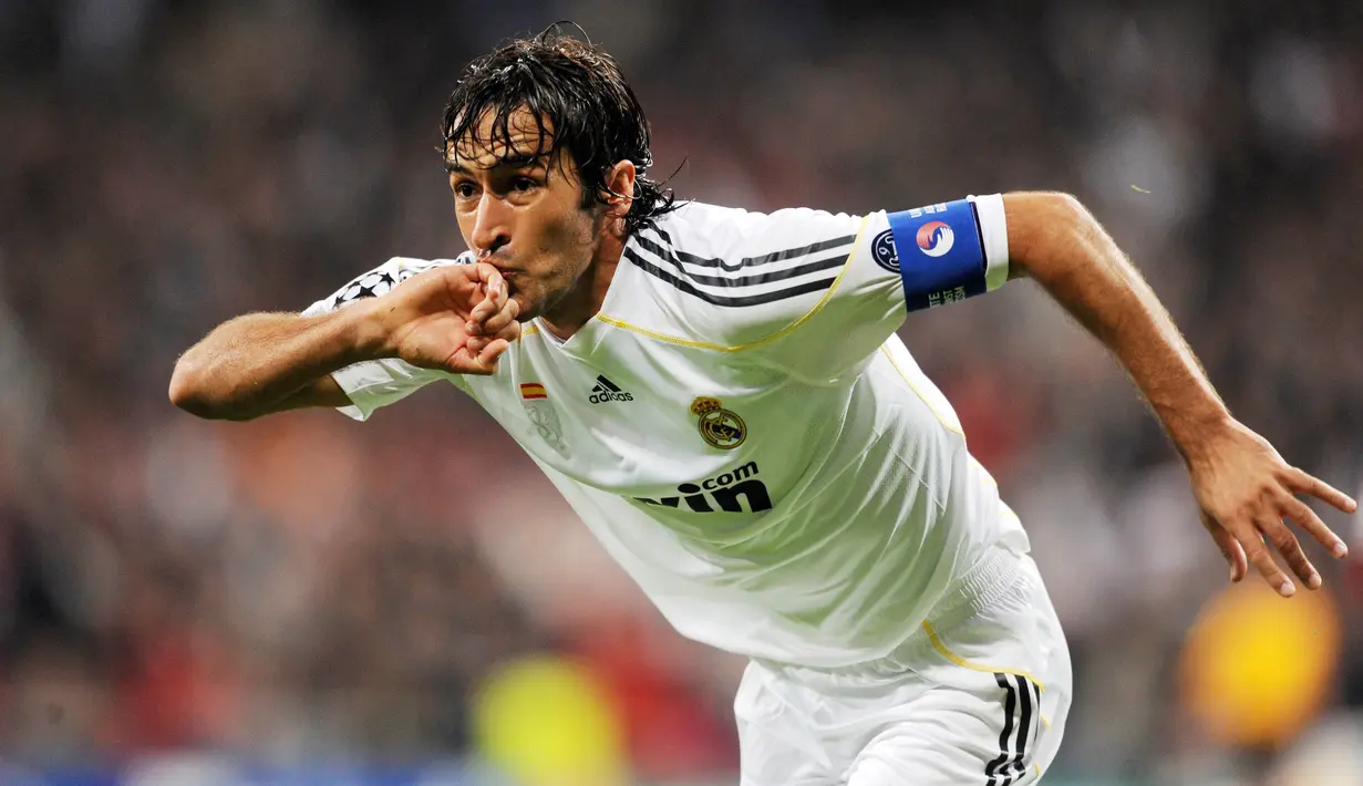 1. Raul Gonzalez - Pria asal Spanyol ini adalah jebolan akademi di Atletico Madrid. Sempat menjadi anak gawang di Los Rojiblancos ia malah mengukir sukses dan menjadi legenda di klub rival Real Madrid. (AFP/Javier Soriano)
