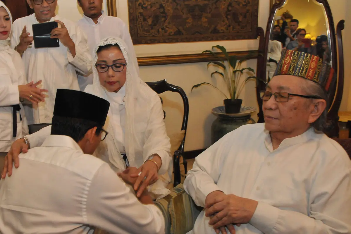 20170419-Jelang Pencoblosan, Sandiaga Sungkem Orangtua-Afandi