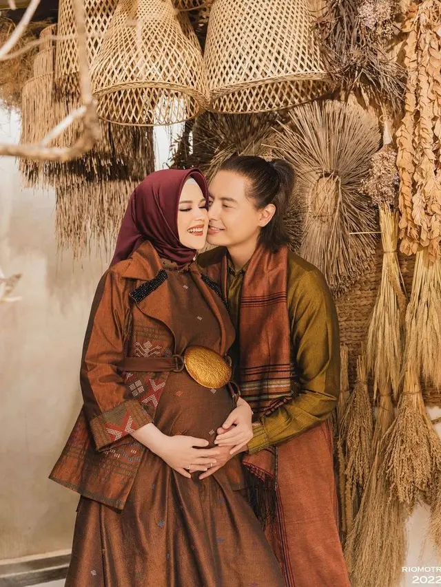 7 Gaya Maternity Shoot Cut Meyriska dan Roger Danuarta, Memukau dengan Busana Etnik