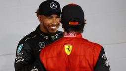 Pembalap Mercedes AMG Petronas, Lewis Hamilton, berhasil meraih posisi ketiga usai Max Vertappen tidak dapat menyelesaikan pertandingan dan Sergio Perez yang mengalami masalah mesin di lap terakhir. (AFP/Guiseppe Cacace)