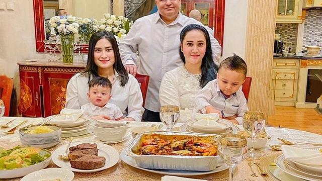 Bak Kakak Adik, Ini 7 Momen Kompak Angbeen Rishi dan Ibu Tirinya Saat Asuh Buah Hati