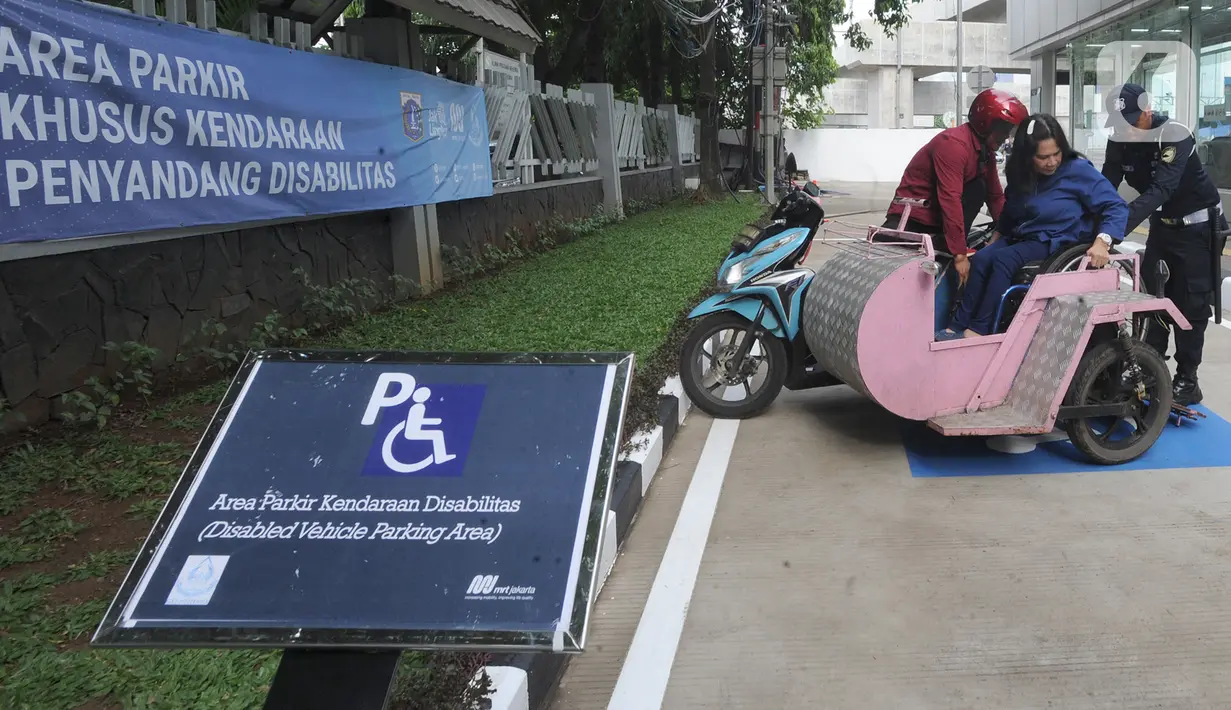 Penyandang disabilitas memarkirkan kendaraan pada area parkir khusus di Stasiun MRT Lebak Bulus, Jakarta, Kamis (20/02/202020). Mulai hari ini para penyandang disabilitas pengguna MRT dapat memarkirkan kendaraan mereka secara gratis di lokasi yang disediakan oleh pihak MRT. (merdeka.com/Arie Basuki)