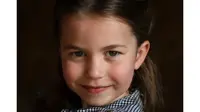 Putri Charlotte tampak tersenyum manis dengan mengenakan gaun polkadot (Dok.Instagram/@kensingtonroyal/https://www.instagram.com/p/B_qQ7lDF-88/Komarudin)