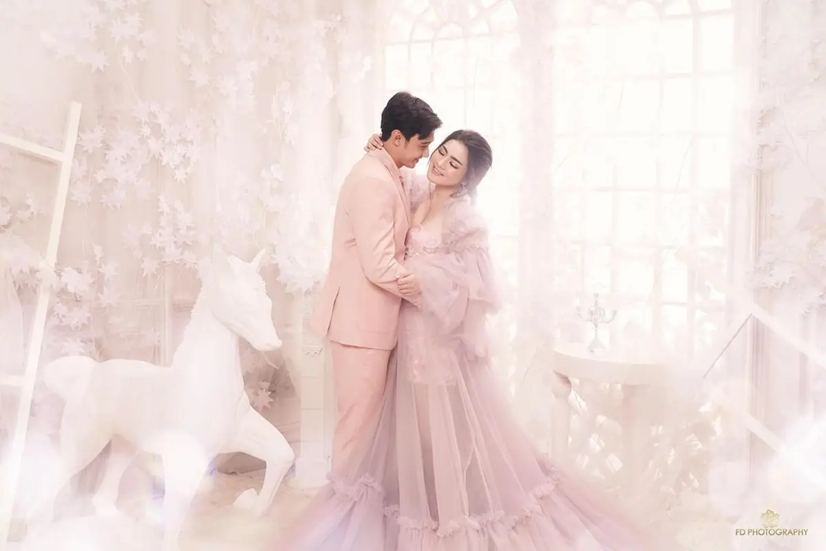 6 Potret Prewedding Caesar Hito dan Felicya, Bertema ‘Awesome Love in a Fairy World’